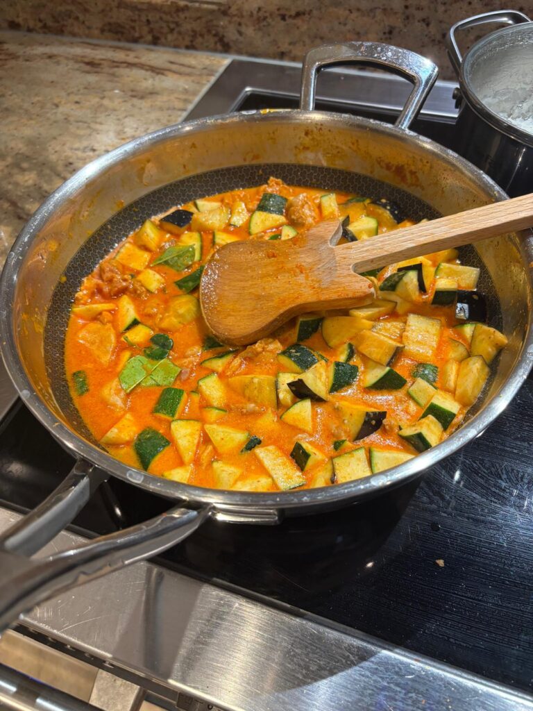 Rode curry trekt in de wokpan